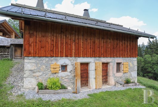 En Haute-Savoie, non loin de Morzine, une grange chalet traditionnelle en plein alpage - photo  n°3